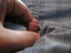Un amigo sentado en el baño orina xnxx hermanastra en la parte inferior de sus pies