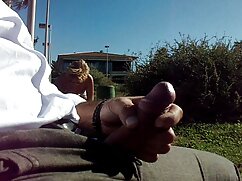 Una chica porno movil escribe en la calle
