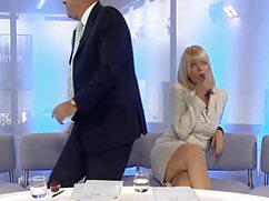 Dedos de los pies frotados porno anal en el molde