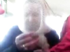 Rubia con las manos y los agujeros creados por el xxx buenas profesor