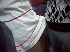 Pareja sentada poeno casero en una silla