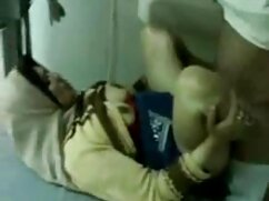 La chica no tiene pantalones en sus rodillas al lado de la vídeo de pornografía piscina
