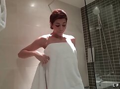 Niña de pie pequeña, agujero predictivo cuando se sienta en porno insesto el cojín