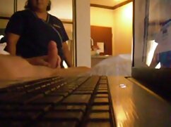 Chica, piernas y estiramiento en videos xxx gratis el sofá